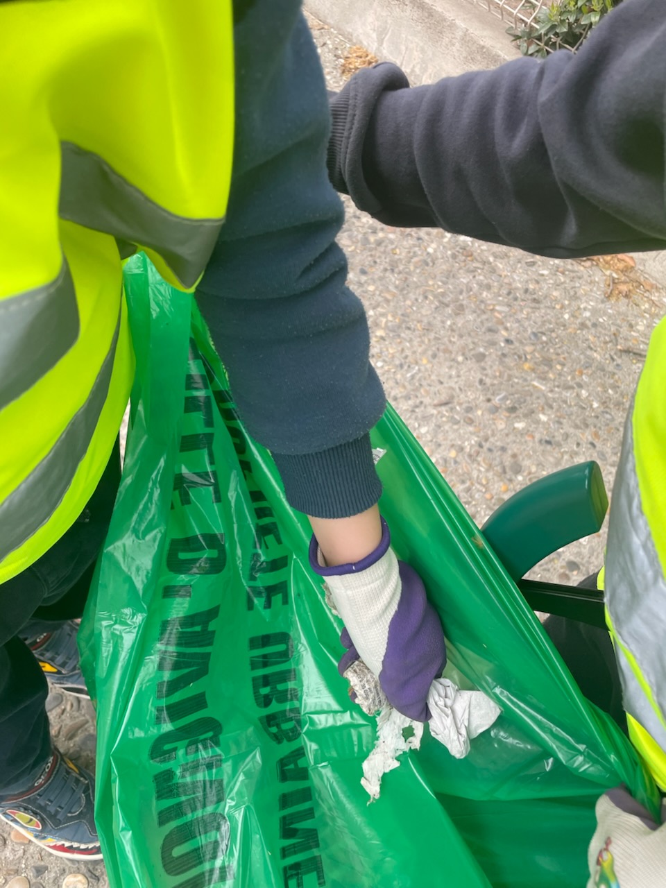 Nettoyage du quartier par les CE1 des&nbsp;Rotondes